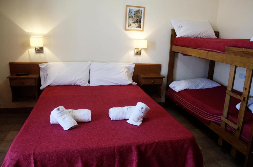 Dos toallas en una cama en una habitación en Hostería Robert en Villa Gesell
