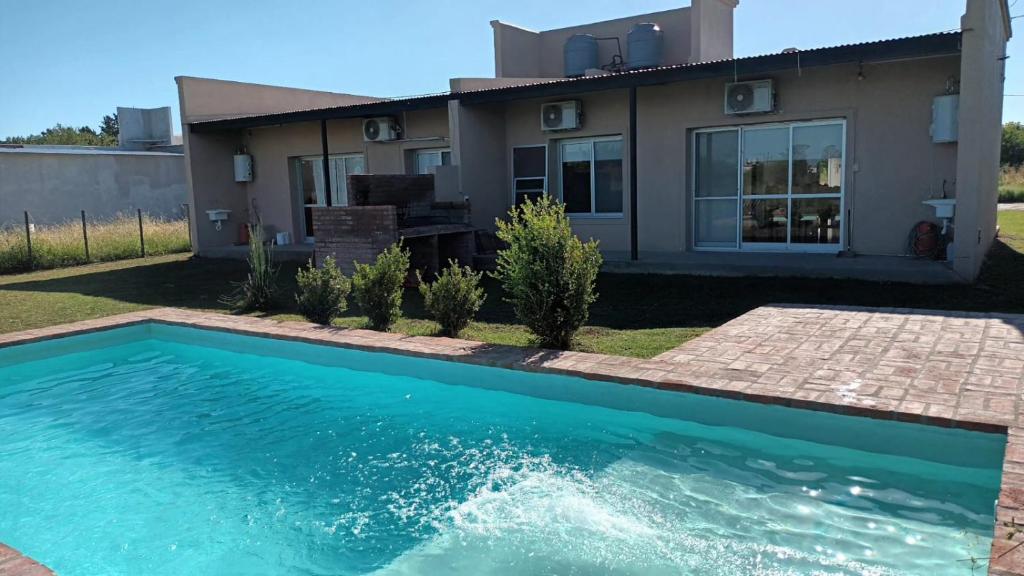 una piscina di fronte a una casa di La casita de Isa a Gualeguay