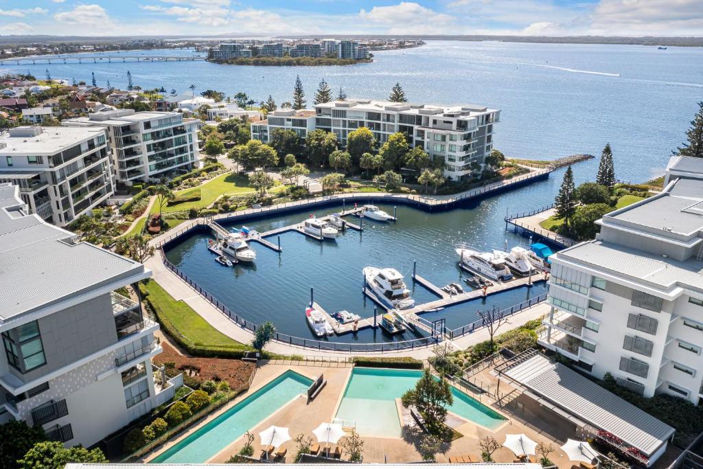 una vista aérea de un puerto deportivo con barcos en él en Allisee Apartments en Gold Coast