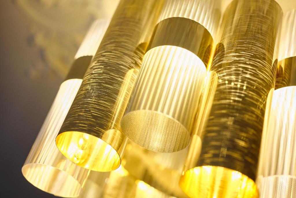 a bunch of lights hanging from a ceiling at Maison Heym Bordeaux in Bordeaux