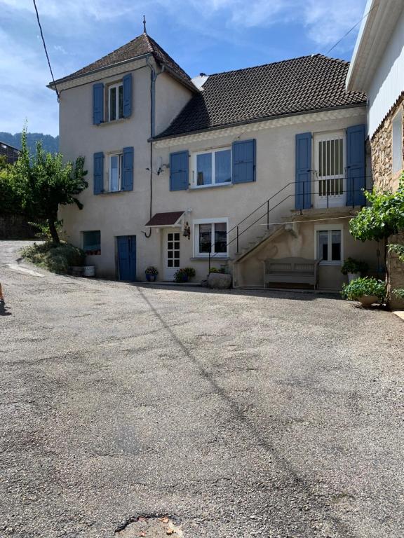 Το κτήριο όπου στεγάζεται  η παραθεριστική κατοικία