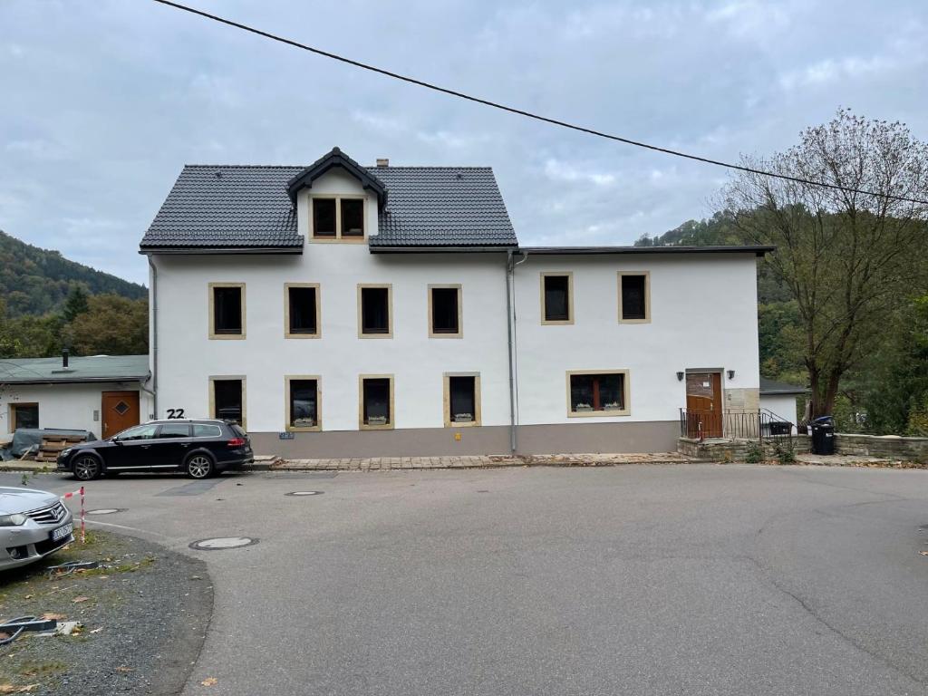 una gran casa blanca con techo negro en Haus Charlottenburg, zentrumsnah gelegen, mit Blick auf die Festung, ab April 24 mit Sauna Option, en Königstein
