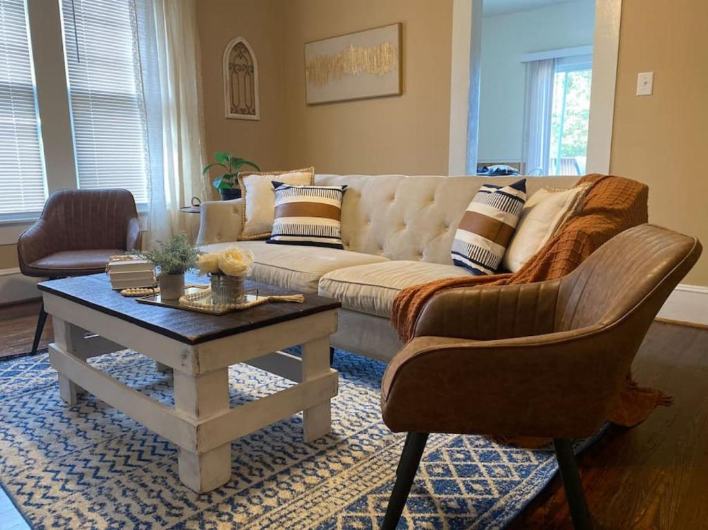 ein Wohnzimmer mit einer Couch und einem Couchtisch in der Unterkunft Historic Charmer, Pet-friendly in Concord