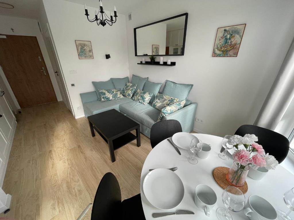 un salon avec une table et un canapé dans l'établissement Hilltom Dunes, à Rowy