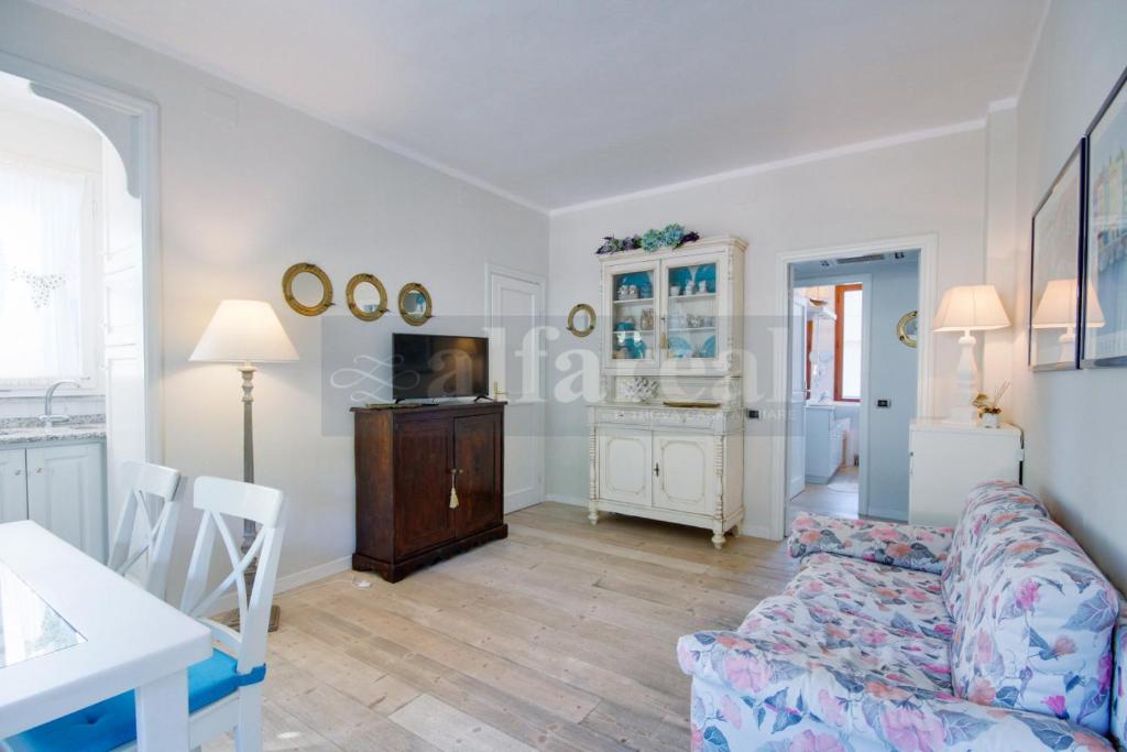 a living room with a couch and a table at Mare appartamento ristrutturato e con posto auto in Castiglione della Pescaia