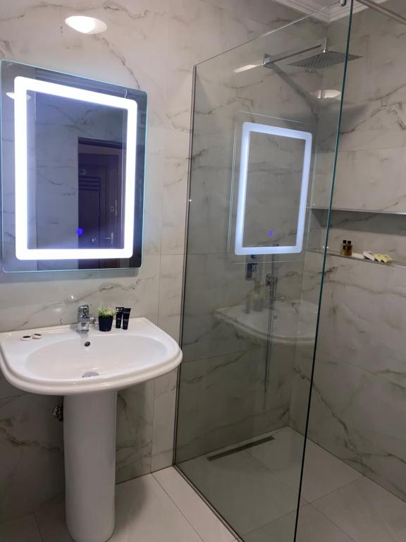 Koupelna v ubytování Prince Hotel