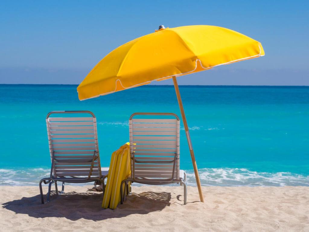 - 2 chaises sous un parasol sur la plage dans l'établissement LAS PERLAS - 1º Linea, à Dénia