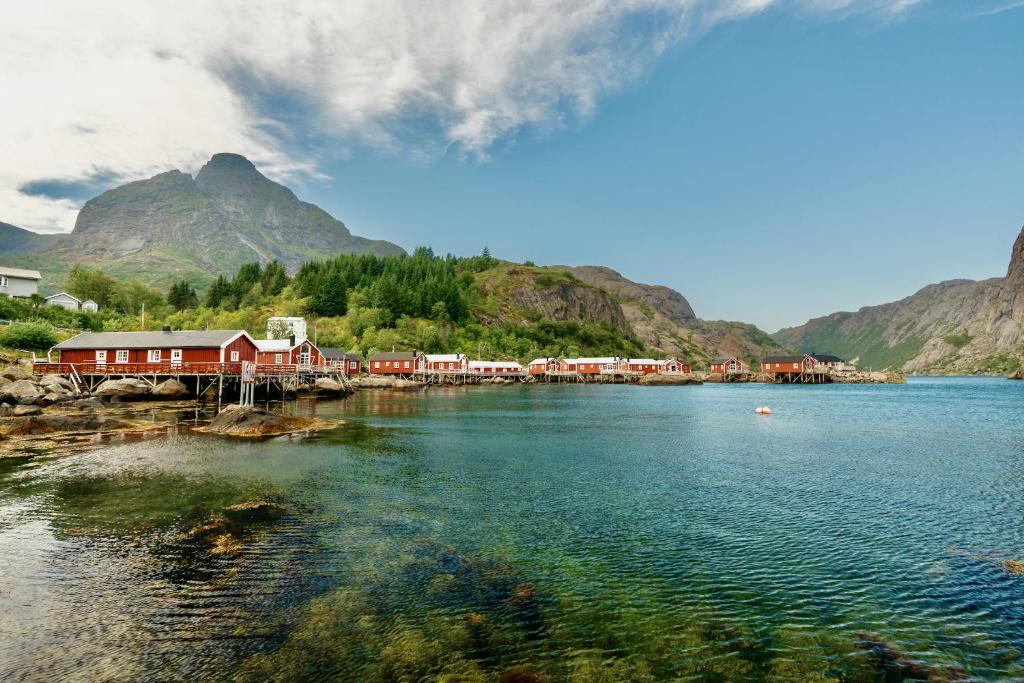 una vista de un cuerpo de agua con montañas en Nusfjord Ocean View Rorbu 19 en Ramberg