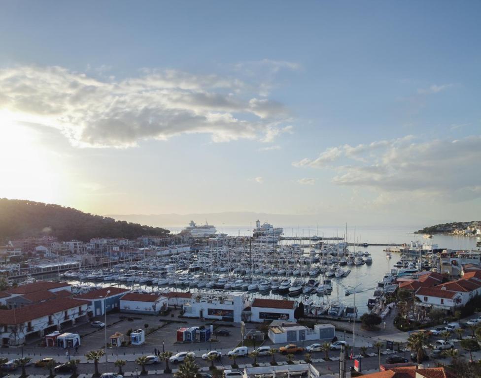 um porto com um monte de barcos na água em NİYAMA MARİNA Butik Hotel em Cesme