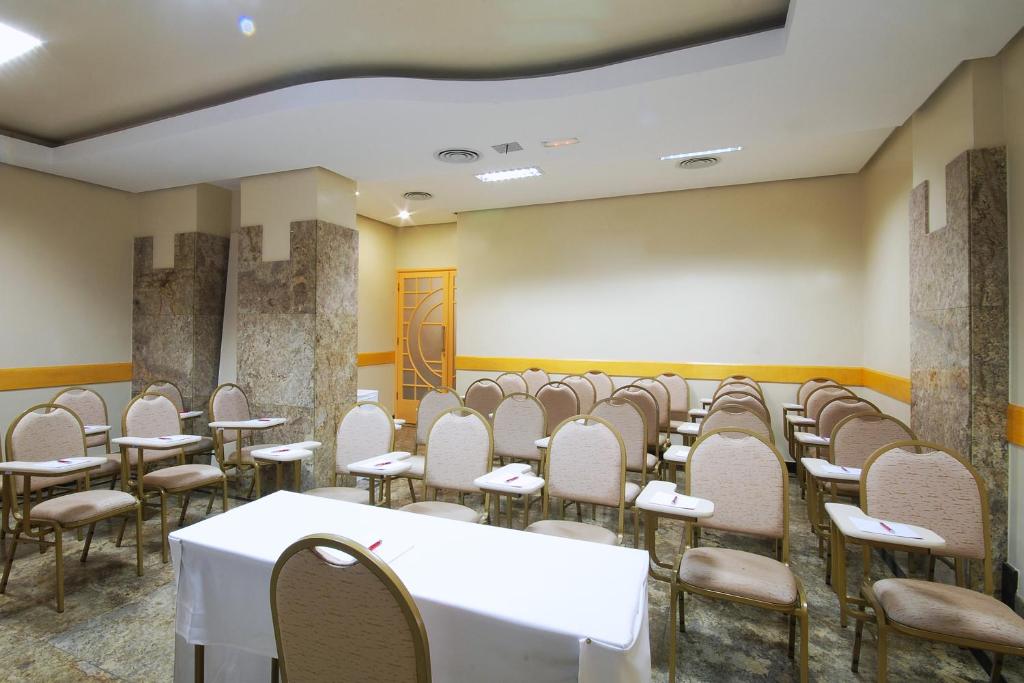 a room with rows of chairs and tables at Hotel Vermont Ipanema in Rio de Janeiro
