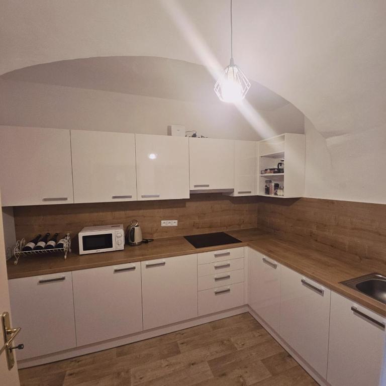 Kuchnia lub aneks kuchenny w obiekcie Zámek Ruda nad Moravou
