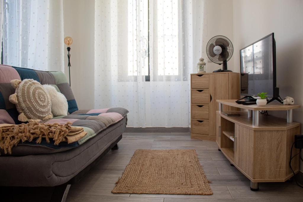 TV a/nebo společenská místnost v ubytování Casa Amarela - Conforto e localização central!