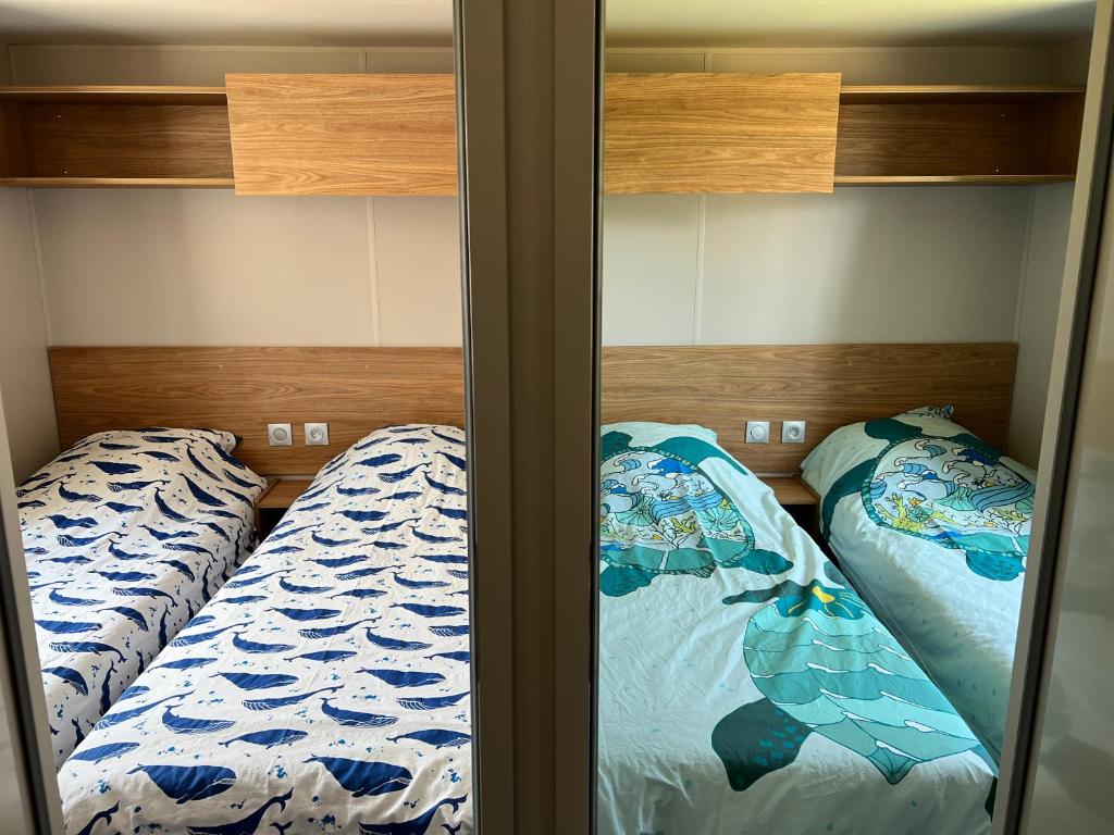 Postel nebo postele na pokoji v ubytování Mobil home neuf 6 p climatisé à Hyères à 200 m de la mer dans camping 4 étoiles