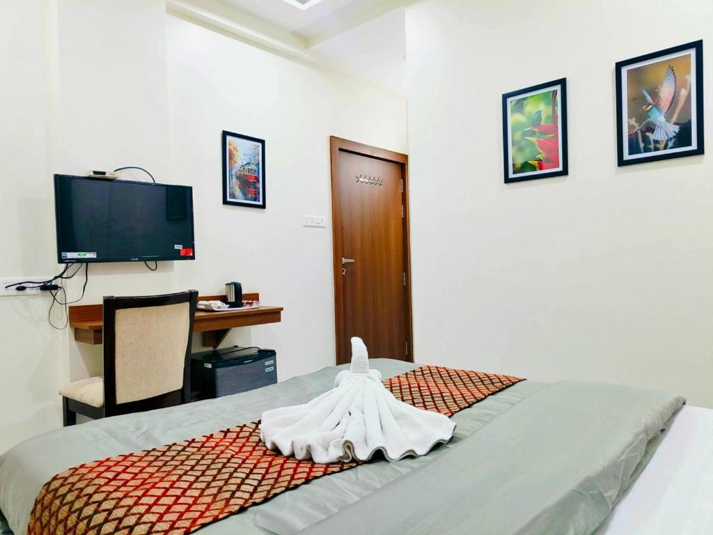 TV a/nebo společenská místnost v ubytování Hotel Sai Sneha