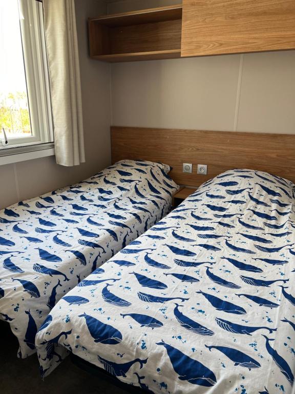 Postel nebo postele na pokoji v ubytování Mobil home neuf 6 p climatisé à Hyères à 200 m de la mer dans camping 4 étoiles