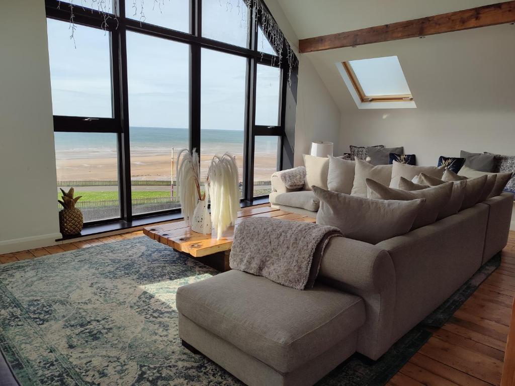 - un salon avec un canapé et une grande fenêtre dans l'établissement Onyx House, à Blackpool