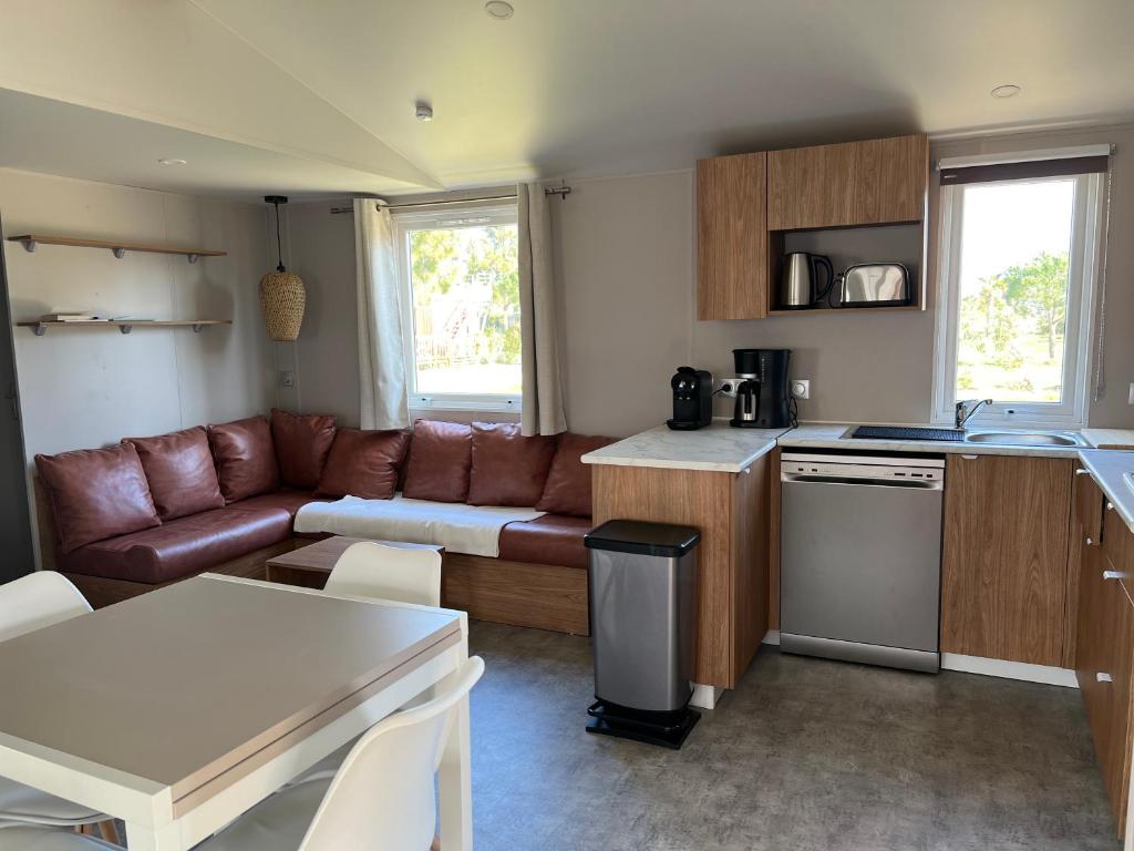 Kuchyň nebo kuchyňský kout v ubytování Mobil home neuf 6 p climatisé à Hyères à 200 m de la mer dans camping 4 étoiles