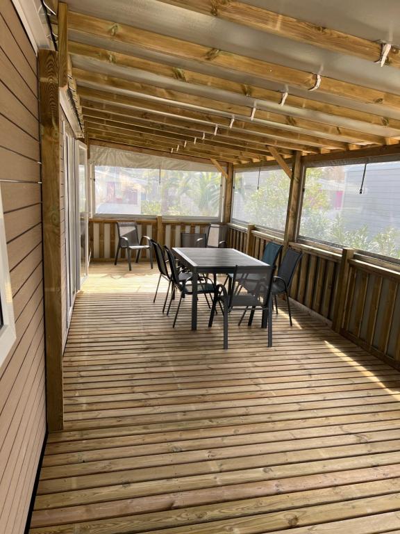 Balkón nebo terasa v ubytování Mobil home neuf 6 p climatisé à Hyères à 200 m de la mer dans camping 4 étoiles