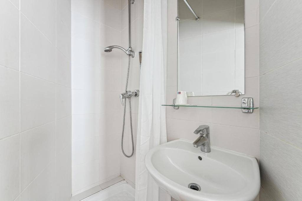 Hotel Tolbiac - Eenpersoonskamer Met Eigen Badkamer