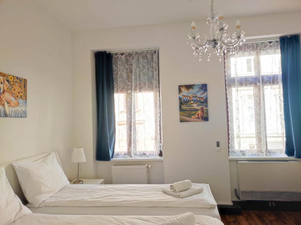 ウィーンにあるオールド ウィーン アパートメントのベッドルーム1室(ベッド1台、窓2つ付)