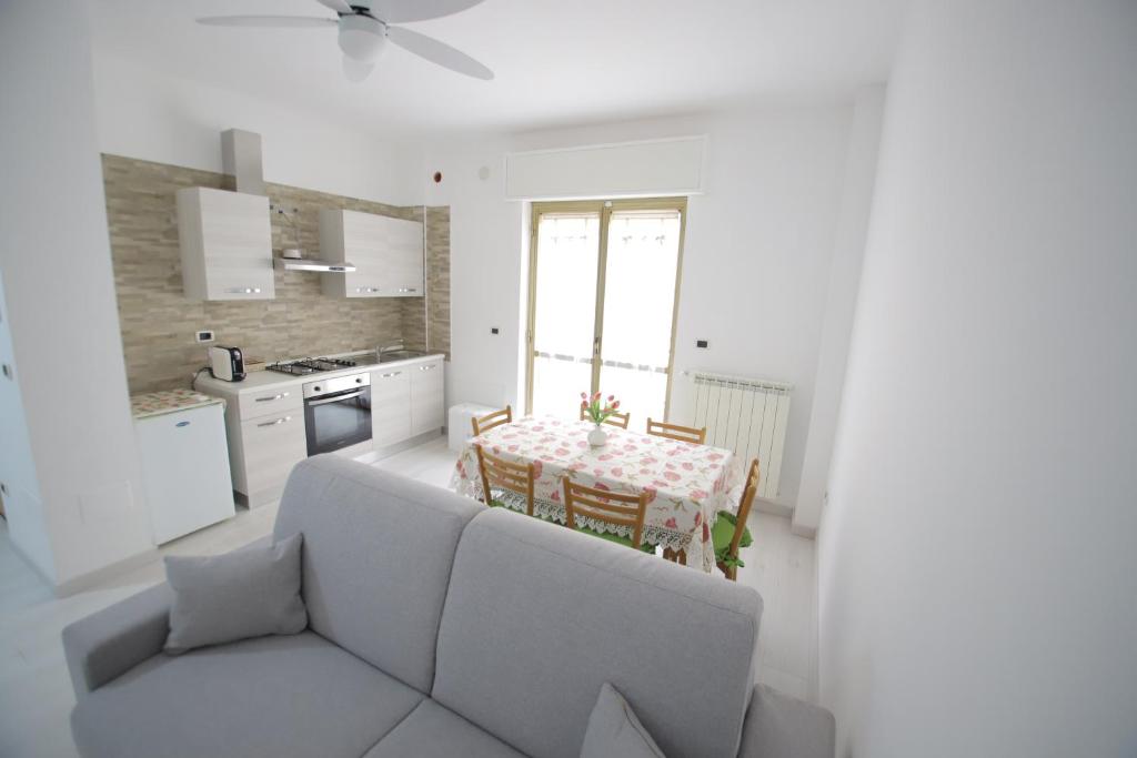 - un salon blanc avec une table et un canapé dans l'établissement Il nascondiglio, à San Ferdinando di Puglia
