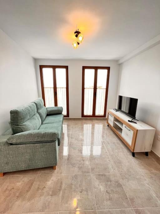 sala de estar con sofá y TV en Refugio acogedor en Vilaflor, en Vilaflor