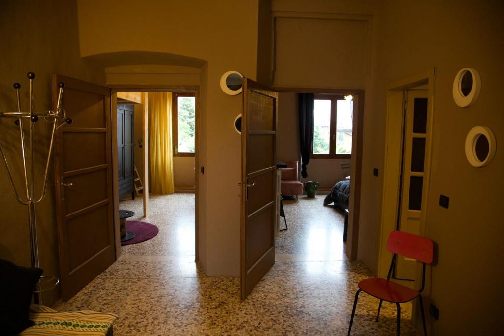 Habitación con pasillo con puerta y silla en la Breda en Corte Franca