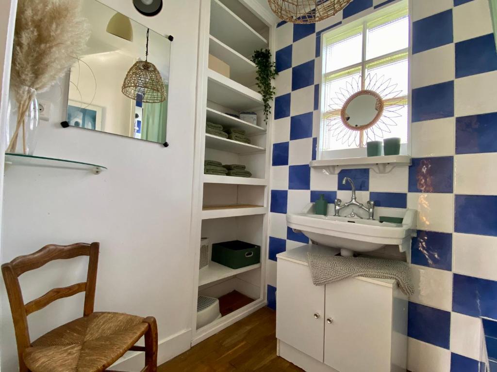 une salle de bain avec un lavabo et un miroir dans l'établissement Le 7, à Mesland