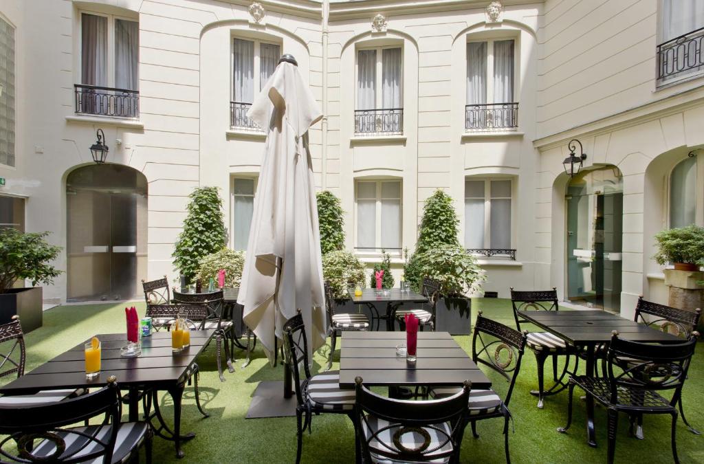 En restaurant eller et andet spisested på Elysees Apartments