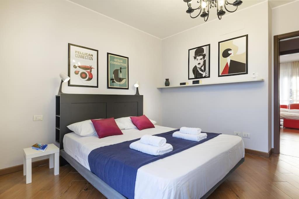 um quarto com uma cama grande e toalhas em Opi's home with terrace em Buccinasco