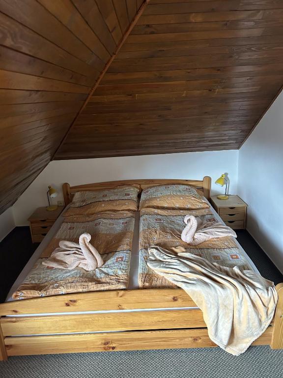 Postel nebo postele na pokoji v ubytování Apartmány u Pilota