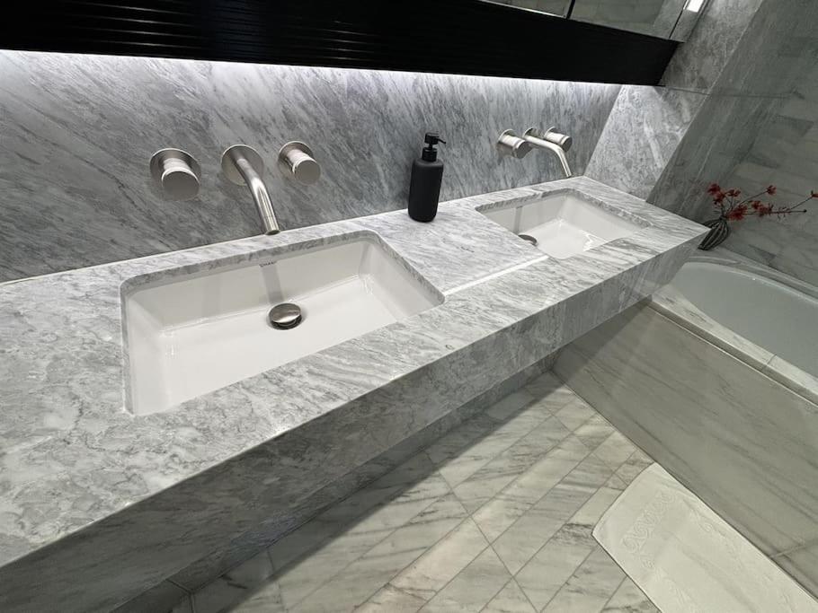Luxury Hidden Gem 2BDR APT In Mayfair في لندن: حمام مع حوض وحوض استحمام