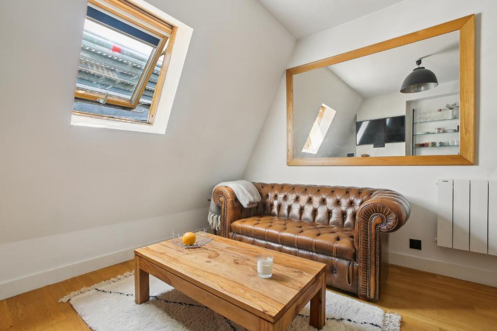 un salon avec un canapé et une table basse dans l'établissement Trocadéro/Victor Hugo - Confort absolu, à Paris