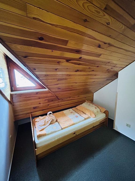 Postel nebo postele na pokoji v ubytování Apartmány u Pilota