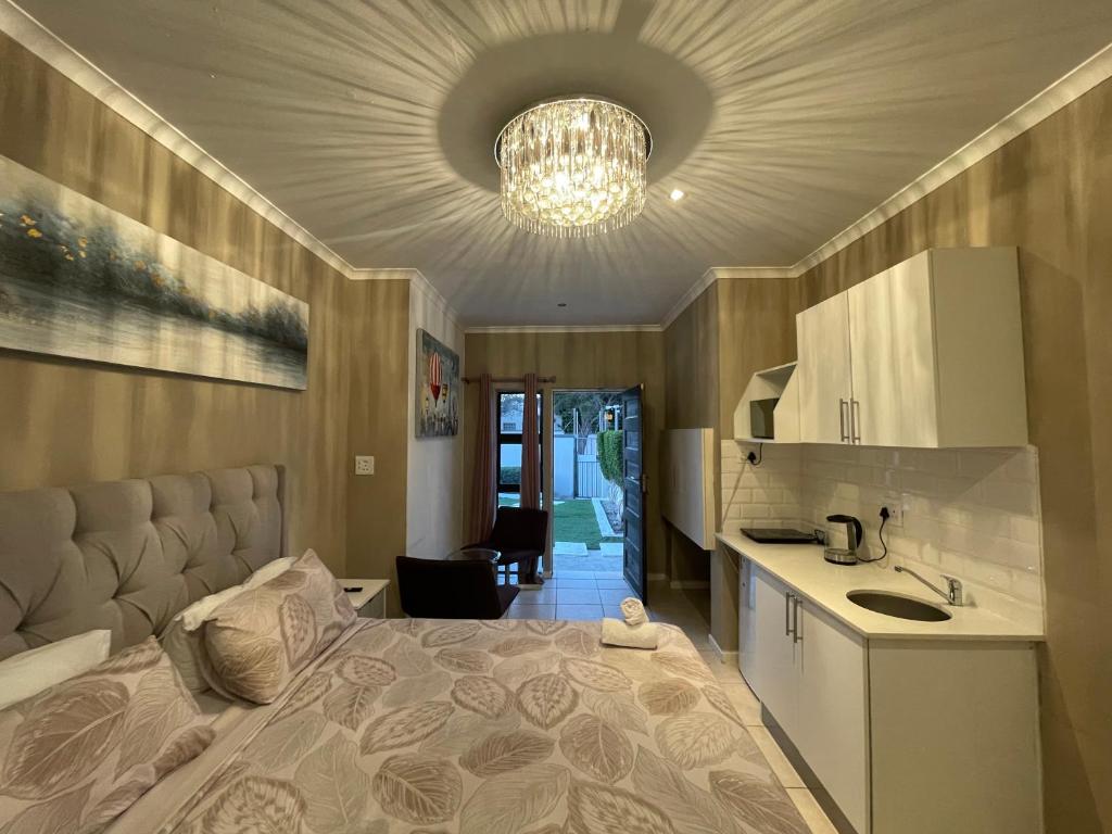 Cape Town的住宿－DOMIN LUXURY SUITES，一间带大床的卧室和一间厨房