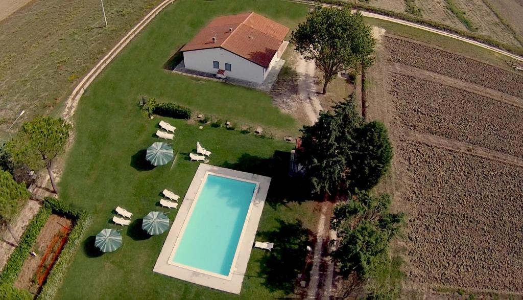 an aerial view of a house with a pool in a field at Appartamenti Tomassini in Spello