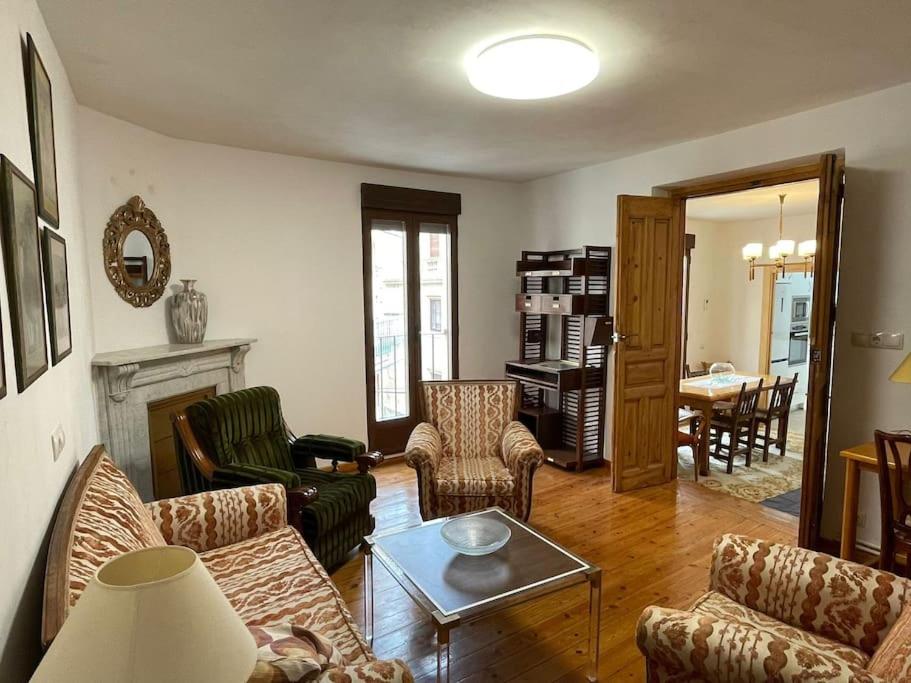 sala de estar con muebles y chimenea en Casa Vacacional José, en Salamanca