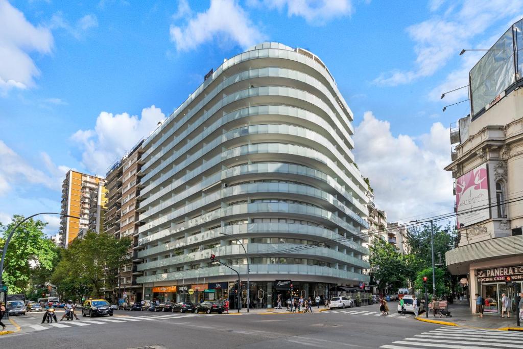 un edificio alto en una calle de la ciudad con una calle en La Vie Recoleta en Buenos Aires