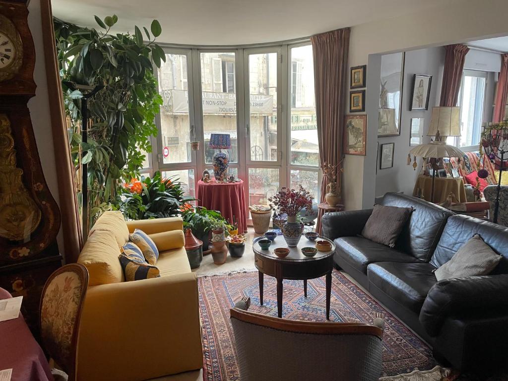 un salon avec un canapé et une table dans l'établissement Appartement dans l'hyper centre, à Avignon