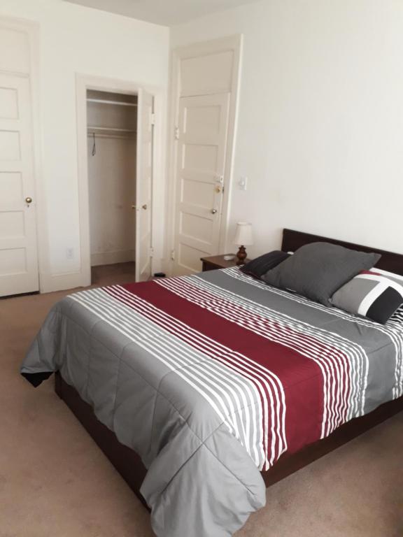 Postel nebo postele na pokoji v ubytování Pleasant Rooming House