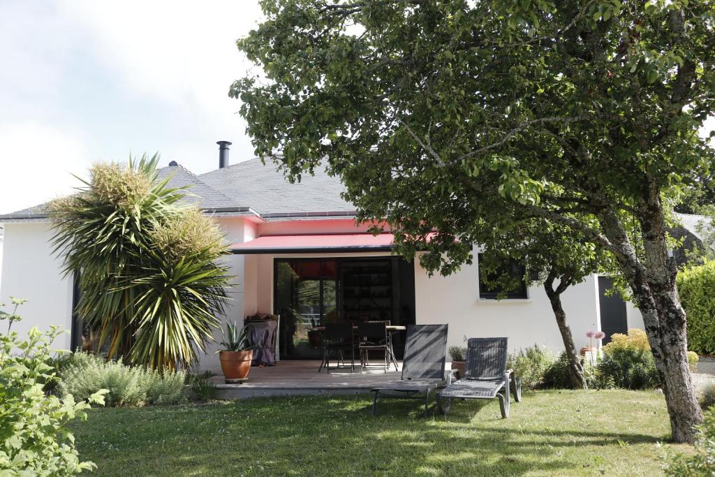 Casa con porche con mesa y sillas en maison calme, en Baden