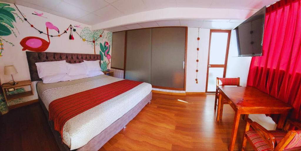 - une chambre avec un lit, un bureau et des rideaux rouges dans l'établissement Valle verde, Hostel & camping, à Urubamba