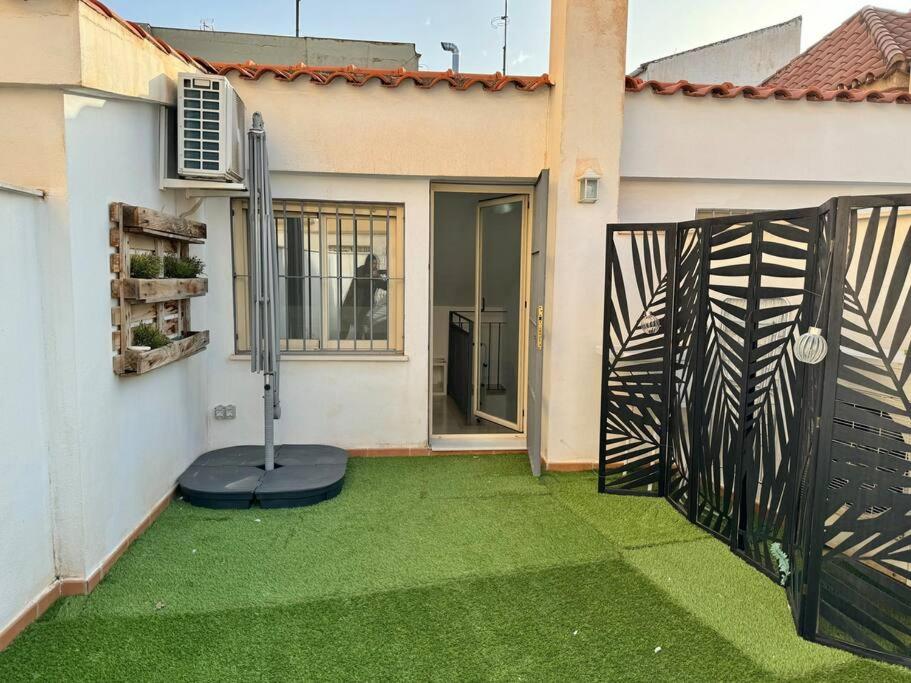 una puerta abierta a una casa con un patio verde en Apartamento Centro Histórico, en Málaga