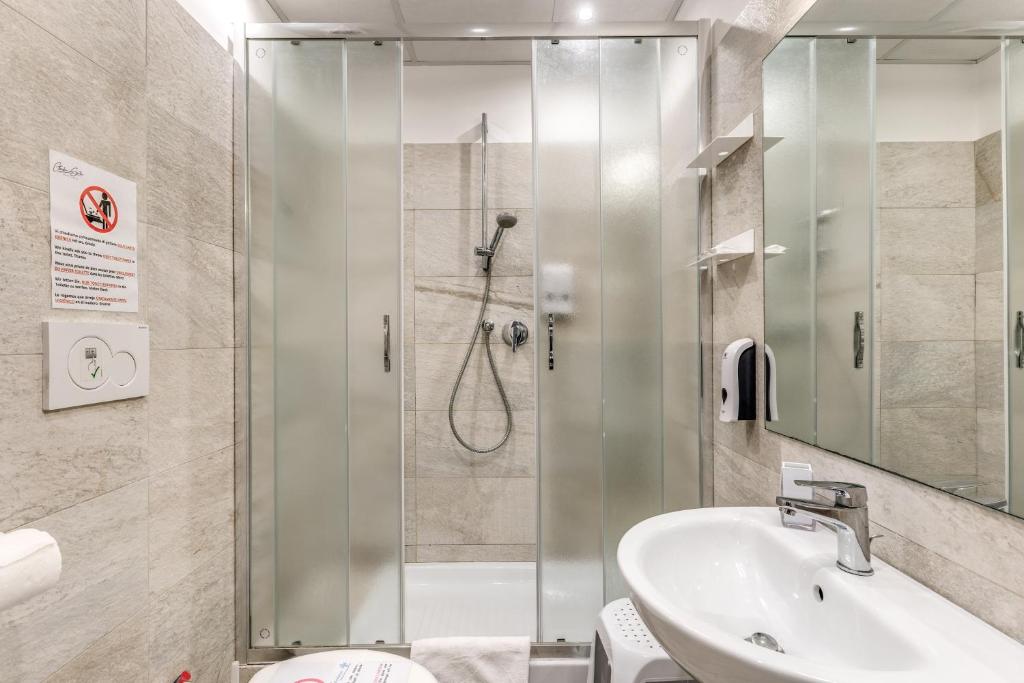 A bathroom at Gardenia Suite