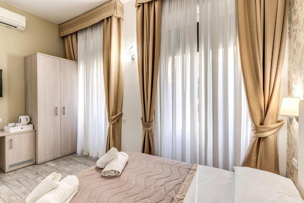 A bed or beds in a room at Gardenia Suite