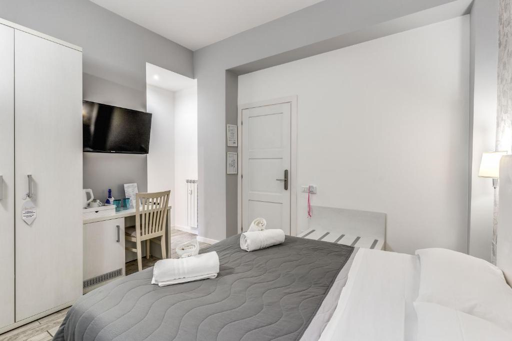 A bed or beds in a room at Gardenia Suite