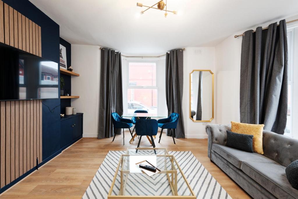 Televízia a/alebo spoločenská miestnosť v ubytovaní Captivating 2-Bed Apartment in Liverpool