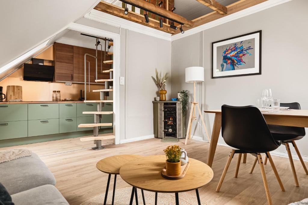 Il comprend un salon avec une table et des chaises ainsi qu'une cuisine. dans l'établissement 2024 Renovated Luxury Penthouse! Up To 9 Guests!, à Bergen