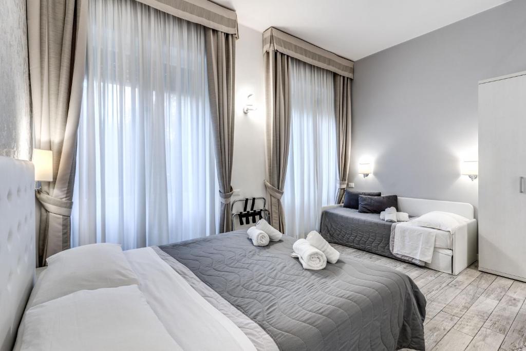 A bed or beds in a room at Gardenia Suite