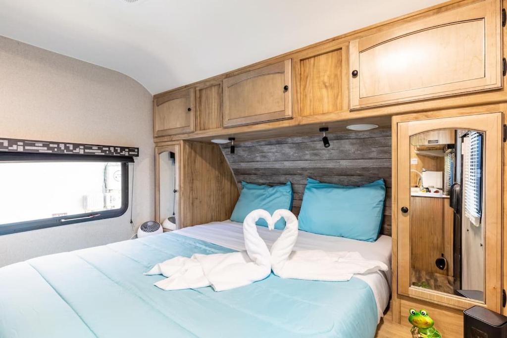ein Schlafzimmer mit einem Bett und zwei weißen Handtüchern in der Unterkunft The Great Escape in Fort Worth